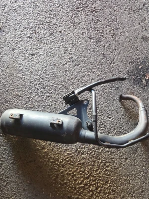 Avgassystem till moped - Säljer ett avgassystem från yamaha. Det passar stående Minarelli, den har suttit på en yamaha slider förut. Kan gå ner lite i pris vid snabbt köp!