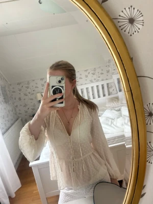 Vit transparent blus från Zara - Säljer en blus från Zara! Den är i storlek xs men kan även passa storlek S skulle jag säga!
