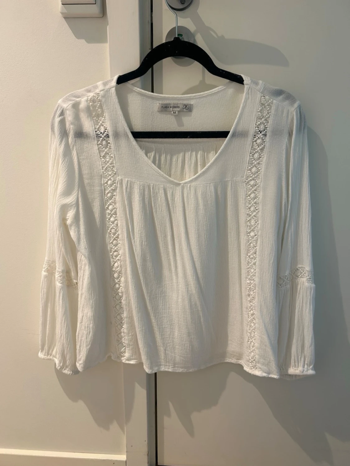 Vit blus med spetsdetaljer - 1