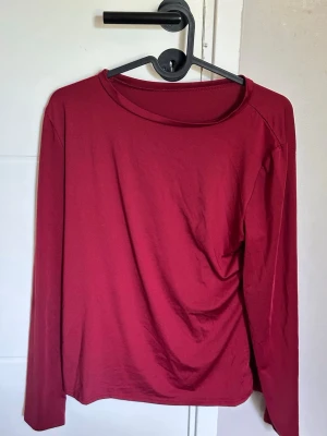 Vinröd tröja - Fin röd tröja med bra material