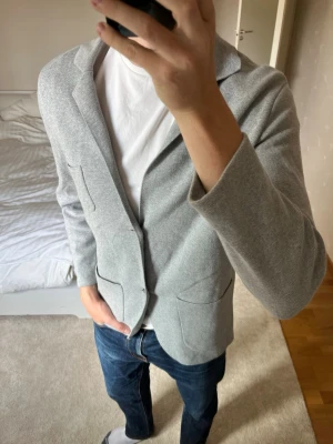 Ljusgrå cardigan med fickor från Massimo Dutti - Säljer en riktigt snygg och stilren cardigan från Massimo Dutti. Cardiganen är i nyskick utan defekter! Tröjan är tillverkad i extrafine cotton ✌🏼——————————————————————————                                                                 📐| Storlek: L (SITTER SOM M!)                                                            👖| Märke: Massimo Dutti                                      🔎| Skick: Ny skick!                                                      ✍🏻| Skriv om du har några frågor
