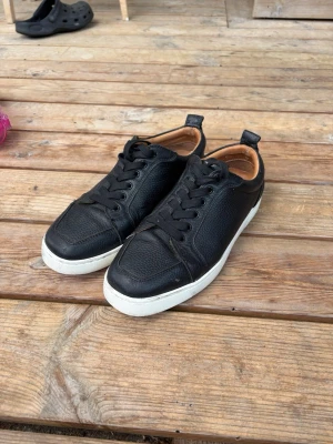 Svarta Louboutin rantulows.  - Louboutin rantulows, lite ovanligare modell, passar även 43 som jag har men köpte de som 42or. Lite skitiga men inte hela världen!