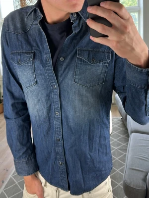 Jeansskjorta med wash Tom Tailor  - Väldigt snygg och stilren! Mått: A:50 B:49 C:47 D:63 (cm) Skriv vid fundering😇🙌