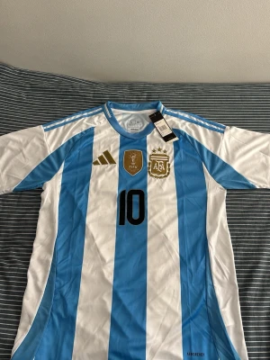 Argentina Messi Tröja - Helt ny med etikett på, Storlek L men sitter som M
