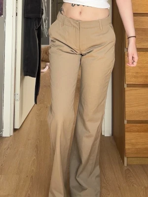 Bershka Beige Kostymbyxor  - helt nya & oanvända.
