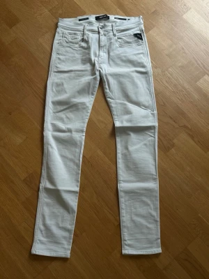 Vita Replay anbass jeans - Ett par schyssta vita jeans från Replay. Är i storlek 31/34, men längden tycker jag lägger sig snyggt på skorna! 