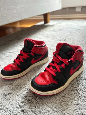 Nike air Jordan 1 banned red  - Ett par Jordan 1 i storlek 35,5 som är ganska använda men är fortfarande snygga och sköna 