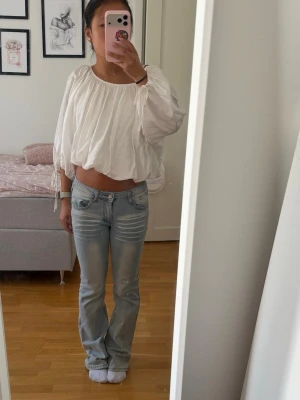 Ljusblå bootcut jeans med slitningar - Auktioneras ut på Plick live 13/08 kl 18:00💛