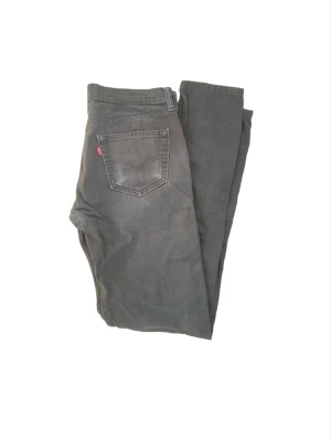 Levis jeans - Svarta/mörkgråa från Levis. Bra skick. Hör av er vid mer bilder eller frågor.