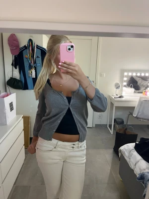 Grå glittrig kofta med knappar - Superfin grå glittrig kofta med knappar från Gina Tricot, saknas dock en knapp längst ner. Se sista bild, men inget man tänker på💕