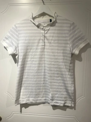Nike Golf t-shirt - Vit tröja med gråa ränder med en gullig krage från Nike i storlek M knappt använd obs! katt finns i hemmet🤍