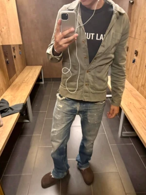 Levis 506 med sjuk fade - Säljer ett par asfeta blåa levis 506 jeans med en sjuk fade och distressed detaljer. Jeansen har flera repairs men ett par små oreparerade hål/slitningar men inget som stör. Vissa av hålen på bildena har reparerats efter men finns ännu npgra små kvar. Strl 31/34 men sitter mera som 30/32