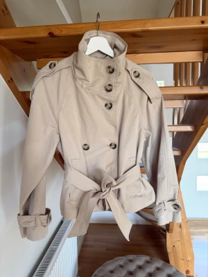 Trench coat från Bershka - Säljer en fin beige trench coat från bershka. Kommer i fint skick, de går bra med köp nu 🥰