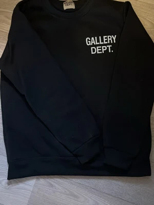 Gallery dept tröja - Riktigt snygg gallery dept tröja. Passar bra till det mesta, och har fortfarande kvar den känslan av en ny tröja. Använd ungefär 3 ggr då den var för liten för mig