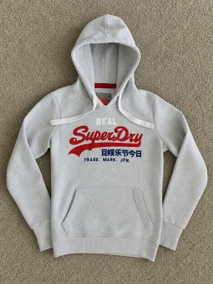 Superdry Hoodie Grå - Superdry Hoodie Grå - Storlek: M men sitter som S - Pris: 599kr - Först till Kvarn!