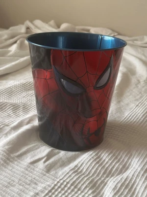 Spider-Man popcorn bucket  - Använd en gång vid bion annars helt ny 