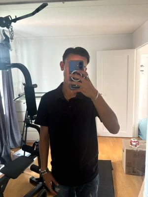 Marinblått kortärmad piké - Säljer en stilren marinblått piké med korta ärmar och klassisk krage. Perfekt till jeans eller shorts för en clean och enkel look. Materialet känns mjukt och bekvämt, troligtvis bomull eller en bomullsblandning.
