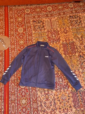 Mörkblå hummel tjocktröja size 164 PRIS KAN DISKUTERAS  - Mörkblå hummel tjocktröja bra för sport när det är kallt men ändå vill träna är den här jätte bra. PRIS KAN DISKUTERAS size 164