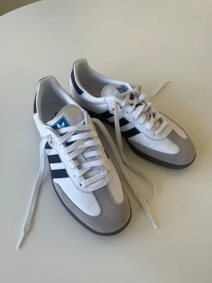 ADIDAS Samba (Oanvända)  - Hej! Säljer ett par oanvända ADIDAS ORIGINALS: Samba. Färg: Vit / Storlek: 43 (1/3) 