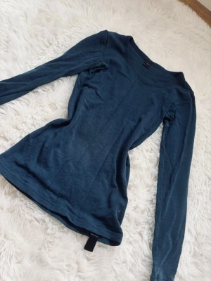 mörkblå holliester liknande tröja!  - så söt holliester liknade tröja med en cool stil! nypris: 700kr buda ner! 💆🏼‍♀️