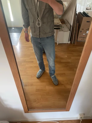Ljusblå raka jeans herr - Säljer ett par ljusblå jeans med                rak/slim passform och klassisk femficksdesign. Jeansen har normal midja och är tillverkade i denim med lätt tvättad look. Perfekta för en avslappnad stil och passar till det mesta i garderoben.