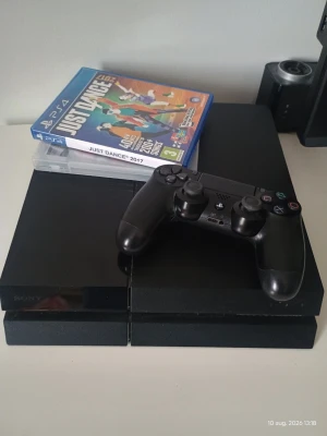 PlayStation 4 med handkontroll och spel - Säljer en svart PlayStation 4 med en matchande svart DualShock 4-handkontroll. Konsolen har en stilren, kantig design och är tillverkad i plast. Två PS4-spel, bland annat Just Dance 2017, ingår. Perfekt för gaming och underhållning hemma. Hdmi och strömakabel ingår med laddare till kontrollen.        Möts i Västerås, Priset kan diskuteras vid snabb affär 