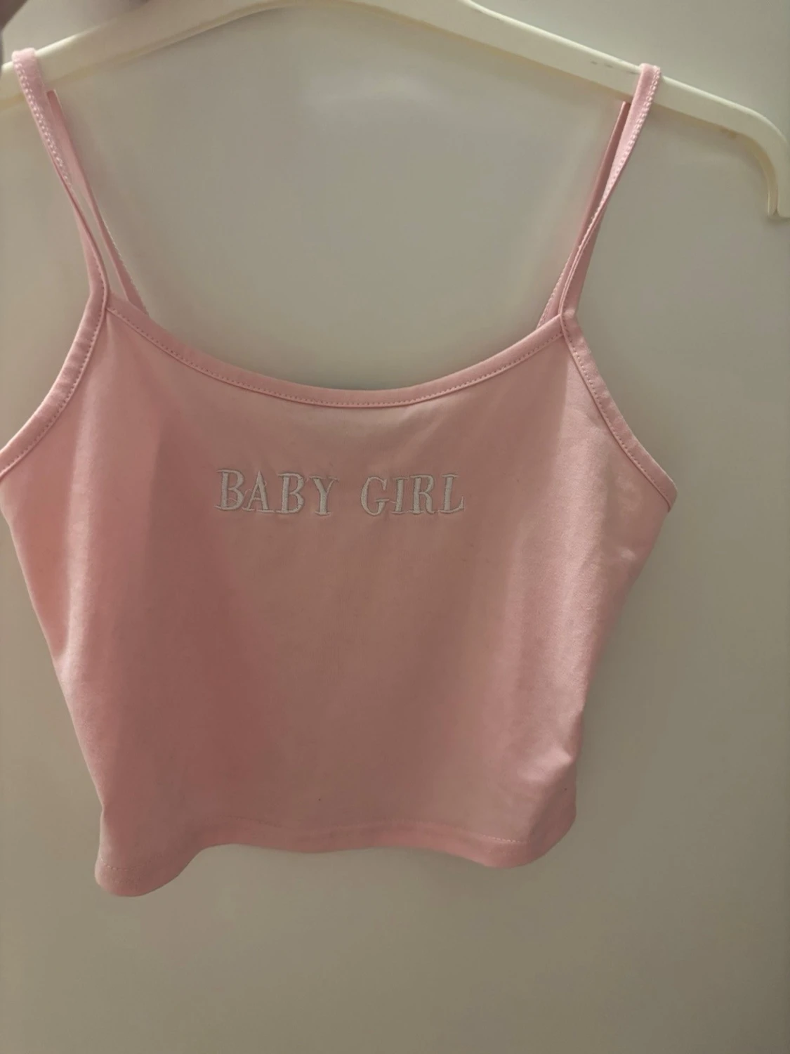 Rosa crop top med texten BABY GIRL