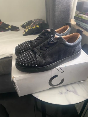 Svarta sneakers med nitar - Säljer ett par svarta loubs, hör av dig vid frågor! pris kan diskuteras