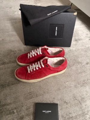 Saint Laurent skor  - Säljer ett par ysl skor k storlek 40. I bra skick. Obs innesulor fattas! 