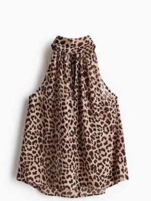 Leopardmönstrad ärmlös topp - Snygg ärmlös topp med leopardmönster och hög hals. Toppen har en lös passform och är perfekt för dig som vill sticka ut. Tillverkad i ett lätt och luftigt material som känns skönt mot huden.