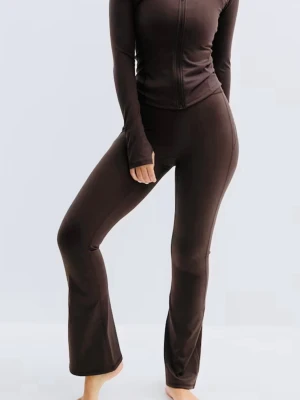 Nya Mörkbruna Gina Tricot Flare Yoga Tights - Strl.Small - Helt nya med tags kvar! Utsvängda yogatights med hög midja. Leggingsen är bruna och har figurnära passform. De har ett stretchigt material.  Strl. Small. Färg: Chocolate Plum