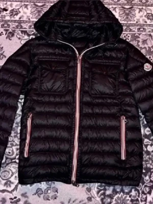 Moncler jacka  - Moncler jacka i mycket bra skick perfekt till hösten! Storlek 4 vilket är typ M men passar mindre också! Hör av er vid funderingar 