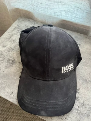 Hugo boss keps  - Oanvänd Hugo boss keps, vet ej storlek då lappen är avklippt. Stått i en hylla så är dammig