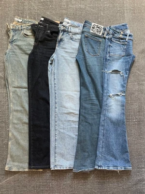 Jeans - Jag säljer flera par jeans i olika storlekar och från olika varumärken! För fler bilder och info om något speciellt plagg, kontakta mig!💗 Det går såklart att köpa jeansen enskilt!🫶🏻                                          ⬇️Här nedan står det lite allmän info:⬇️ ✨Varumärken - Gina Tricot, NA-KD & Weekday ✨Storlekar - 32-36                                              ✨Skick - Mycket bra                                                       Skriv vid funderingar!💞