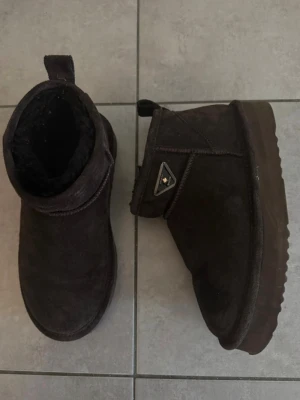 Canada Snow - Mount Edith Boots - Tillverkade i chokladbrun mocka, låga boots, mjukt fårskinnsfoder för extra värme. Högre syntetsulan  Använda fåtal gånger