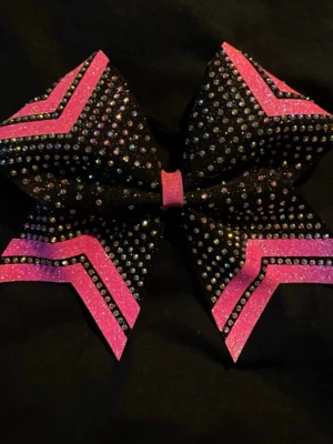 Cheerleading rosetter i olika färger och former med rhinestones  - Säljer gamla cheerleading rosetter i olika färger och former då de inte kommer till användning längre, använts ungefär 1 gång per rosett och är i mycket bra skick. kan köpas separat eller i paket🎀 1 för 60, 2 för 120, 3 för 180, eller alla 4 för 220✌️