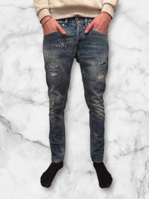 Dondup jeans George  - Dondup jeans George. nypris 4000kr. original slitningar ifrån fabrik. Size 29 (W29 L29)