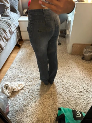 blåa högmidjade straight jeans  - kommer sälja dessa på min live söndag 23/8, man kan även köpa de innan liven annars! skriv vid frågor💞 