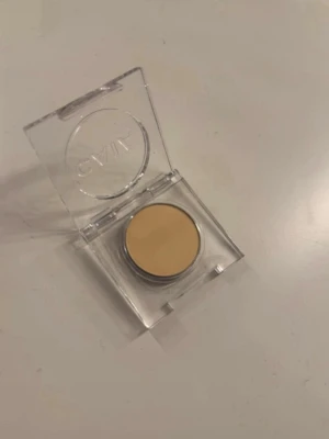 Beige ögonskugga   - CAIA Cosmetics ögonskugga i färgen Mykonos.  Ej kommit till användning helt ny