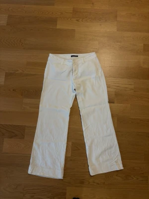 Vita byxor med raka ben - Säljer ett par vita byxor från brandy melville med raka ben och fickor både fram och bak. 