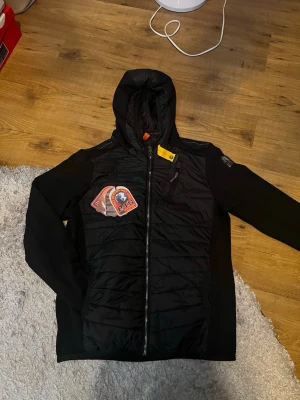 Parajumper cardigan - Säljer denna helt nya oanvända parajumper cardigan. Helt ny som sagt och aldrig använt. Taggar samt allt tillbehör ingår.