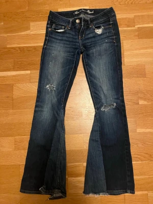 Snygga amerikan eagle jeans ! - Snygga amerikan eagle jeans ! Vet inte storleken men skulle nog passa XXS! Midjemått 27 samt innerbenslängd 71cm! 