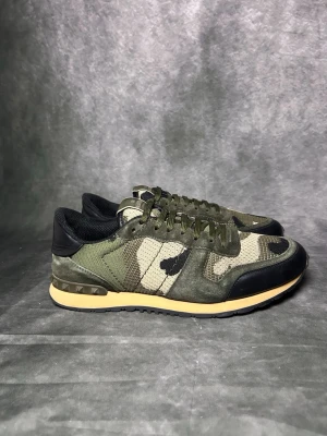 Valentino rockrunners  - Mycket fint skick | Size 43  | fraktar spårbart inom 24 timmar | 100% äkta | följ för 200 kronor rabbat |  för att köpa klicka ” köp nu” | vid frågor skriv ett meddelande |