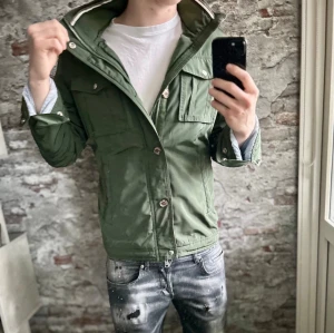 J Lindberg field jacket - Säljer denna riktigt feta j lindeberg bailey field jacketen i mycket fint skick!⭐️Nypris = 3000kr!👍Storlek M men passar också S!🙌Hör gärna av er om ni har funderingar!⭐️