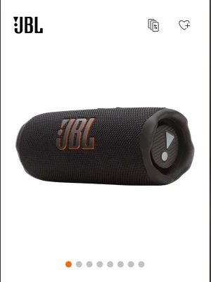 JBL svart bärbar högtalare - Kraftfull bärbar högtalare från JBL i svart med robust tygmaterial och gummerade kanter. Cylindrisk form med JBL-logga i orange på sidan. Perfekt för att ta med sig överallt och spela musik trådlöst via Bluetooth.