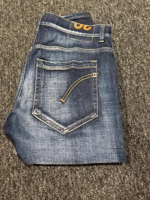Dondup jeans - Snygga blå dondup jeans i storlek 30. Nypris 3199 och säljs för endast 899 kr. Skick 10/10 typ aldrig använda. Skriv ifall ni har funderingar!