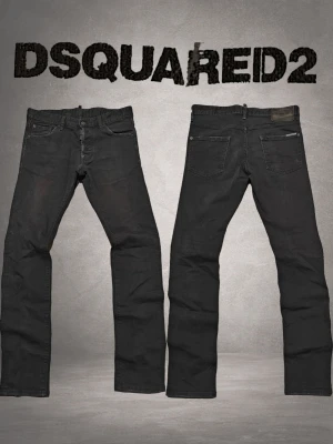 Dsquared2 Cool Guy Jean W31/L32 Svart - ❌ Passformsbilder skickas ej. Se mått! 🔹 Modell: Cool Guy Jean i mycket bra sliten raw look i slim straight fit 💬 Prisförslag välkomnas. 🚫 Rökfritt & djurfritt hem. 📦 Skickas inom 24 timmar. 😱 Smutsfläckar kan förekomma