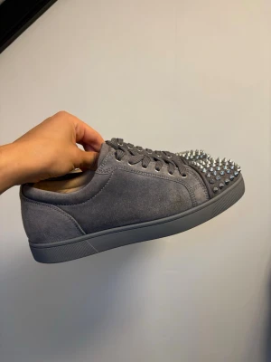 Christian Louboutin junior spike gråa - Snygga grå Loubs i grymt skick! Självklart äkta ✅