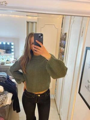 Stickad tröja - En sååååå fin och mjuk grön stickad tröja från Vila!!😍 den är croppad i modellen och har lite puffärmar. Älskar denna men den kommer tyvärr inte till användning. Bara använd enstaka gång. 