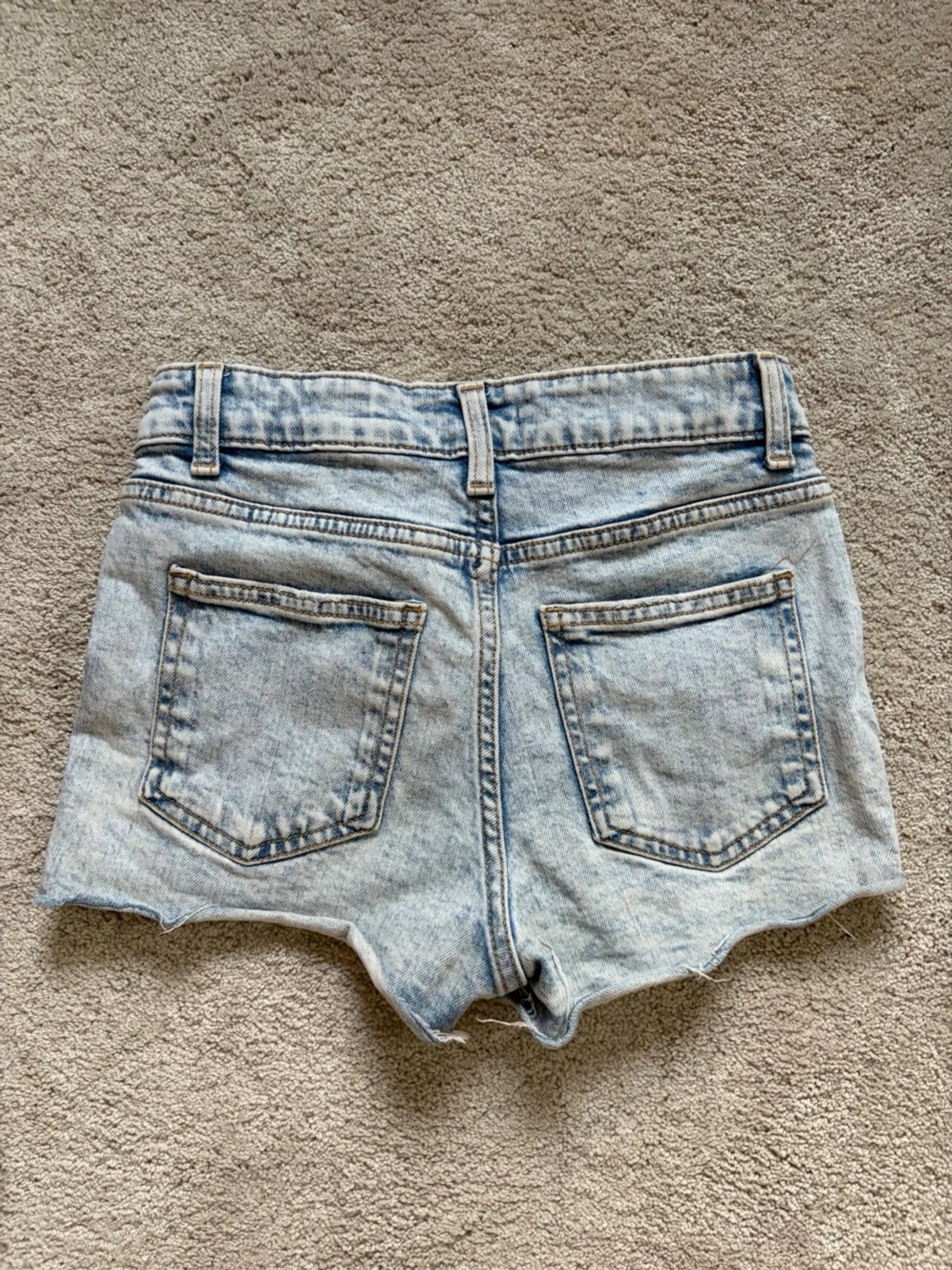Ljusblå slitna jeansshorts - 1